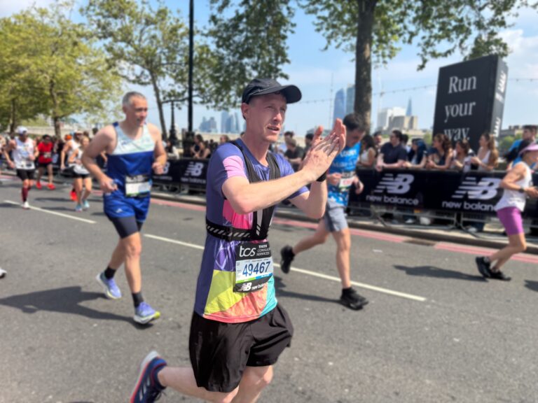 man clapping and running the london marathon